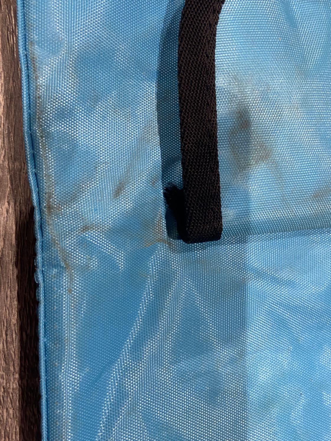 950 mà mang cho cái túi đựng thế này. Nhàu nhăn nhúm, chỗ nào cũng bẩn, như giẻ lấy từ trong kho. Đựng thảm trong cái túi này đi tập có còn đáng giá  đồng tiền bỏ ra không. Thật sự rất tệ. Đã mua hàng trên tiki nhiều lần. Luôn hài lòng, tin tưởng tiki. Chỉ lần này là không chấp nhận được. Để nghị tiki đổi trả cái túi này, chứ tôi không thể ôm nguyên cái thảm không đi tập đc! Thảm thì bị lõm 3 chỗ (biến dạng). Quá buồn tiki lần này. Đề nghị đổi trả.