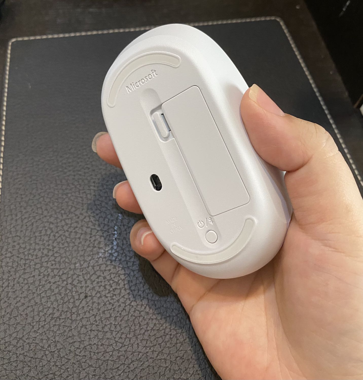 Đẹp, gọn, nhẹ, nhưng vẫn chắc tay khi sử dụng nhé...bạn nào ko ưng chuột dẹp phẳng thì tậu ngay em này, ưng lắm, kết nối nhanh, có sẵn pin duracell lun