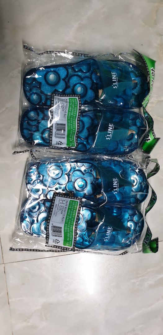 Dép mềm. Hơi nhỏ so với cái chân size 42 của mình. 😭
Hàng Hàn Quốc hình như cũng có hàng This hàng That thì phải?
Có mã vạch đầy đủ nhưng ko hiểu sao search Google lại ko ra. 🤭
Có địa chỉ trang web nhưng ko hiểu sao search Google lại không ra. 🤭