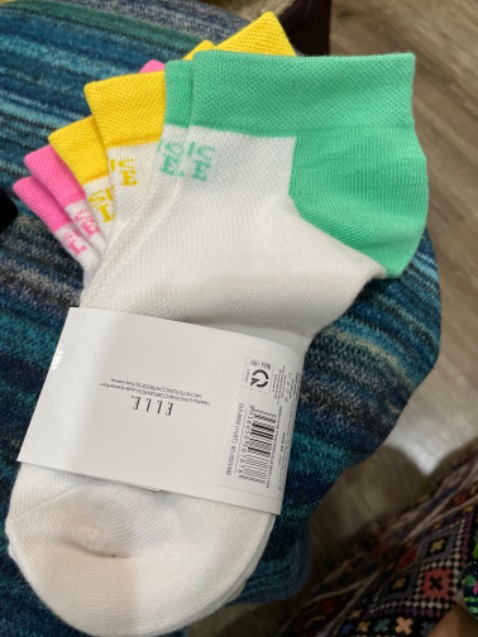 Đẹp. Nhưng màu cổ tất hơi loè loẹt trẻ con