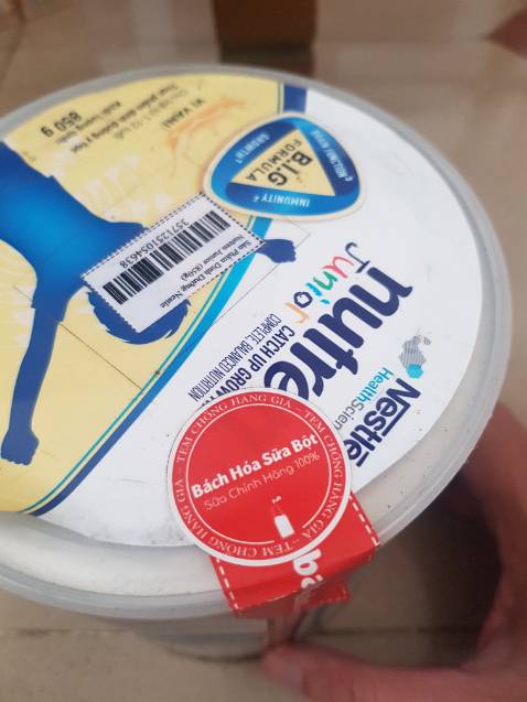 Giao hàng nhanh nhưng khi mở ra hộp bị móp, dơ. Hàng là loại dành cho sức khỏe mà mở ra thấy phía ngoài hộp sữa bị dơ, tem tróc, hộp bị móp là thấy bất ổn rồi, không biết chất lượng bên trong thế nào...