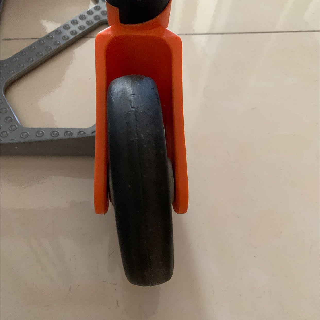 Tải trọng 80kg, kéo hơn 40kg có mấy ngày bánh xe bị hỏng, chất lượng kém, ko nên mua, giờ ko biết làm sao mà thay cái bánh xe chả lẻ bỏ luôn chiếc xe