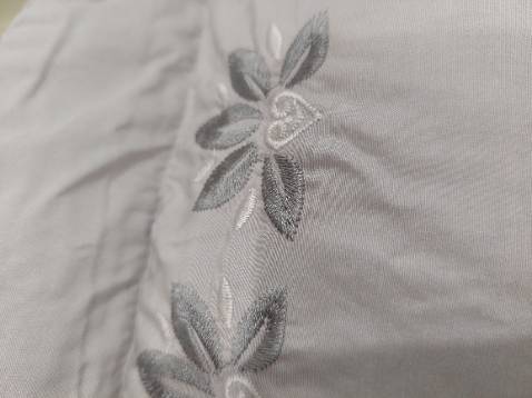 Vải sờ vào thô cứng, chứ không mềm mát. Ai mua thì nên cân nhắc.