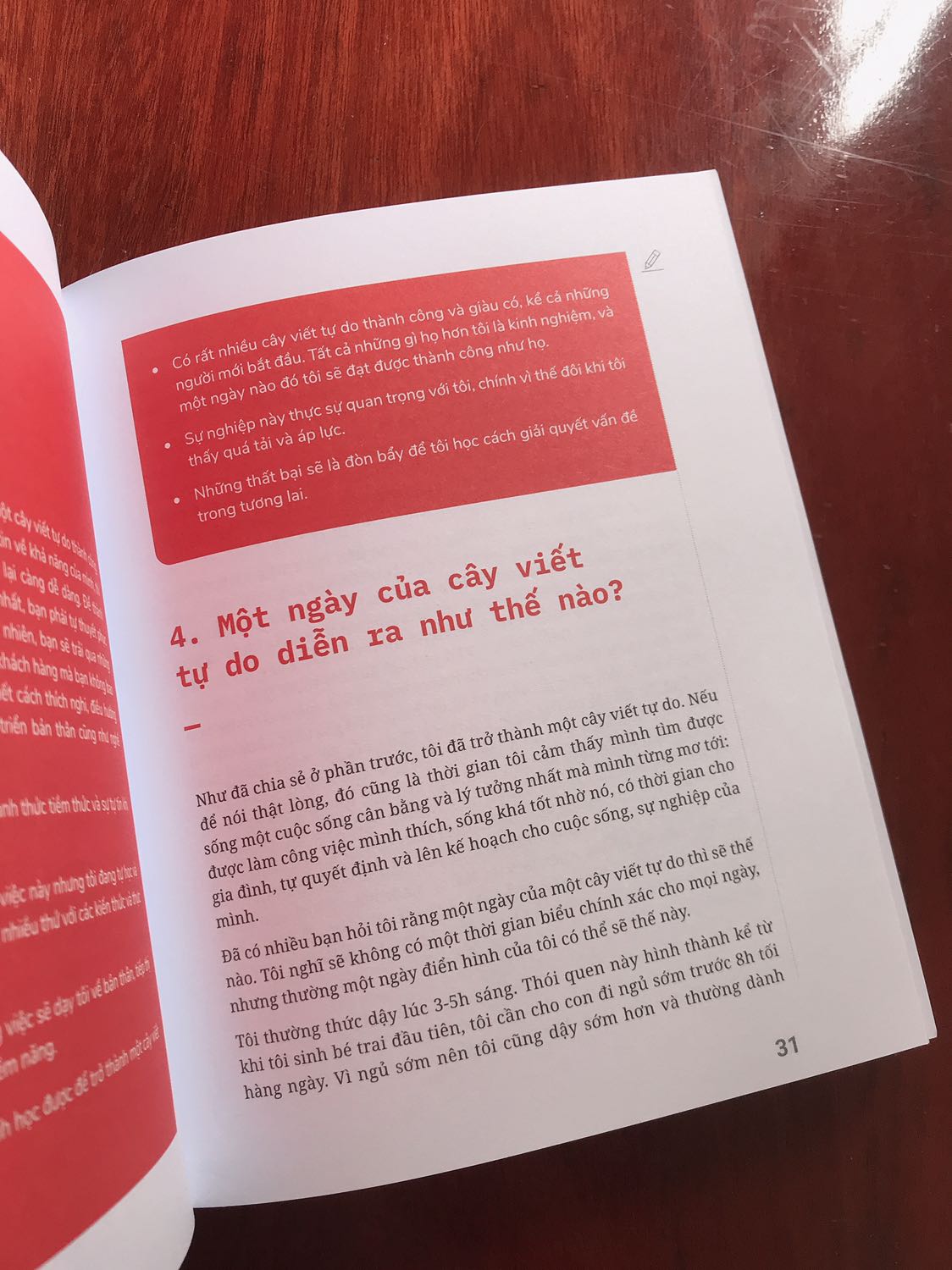 Mình đã nhận được sách.
Sách mới, được trình bày rõ ràng, chi tiết, cụ thể và đẹp. 
Những điều được chia sẻ là những kinh nghiệm được đút kết trong quá trình làm việc và xây dựng sự nghiệp viết lách tự do của tác giả, có nhiều thông tin hữu ích và thiết thực dành cho những bạn đang muốn chuyển sang lĩnh vực viết lách và muốn xây dựng một sự nghiệp viết lách chuyên nghiệp cho bản thân. Đặt biệt phù hợp cho những cây viết mới. 

Khi đọc các phần hướng dẫn cụ thể trong sách, ngoài kiến thức học được, mình còn cảm nhận tác giả là một người có nội lực rất lớn. Chị đã và luôn kiên trì, nỗ lực với con đường đã chọn, luôn kiên định với những mục tiêu đã đặt ra, là một người yêu con chữ thật sự, rất truyền cảm hứng.

Mình thấy may mắn khi được biết đến chị, và cảm nhận được sự gần gũi khi đọc những lời động viên tích cực mà chị dành cho những bạn mới bước chân vào nghề. 

Nếu là một người mới, hoặc bạn đã có kinh nghiệm viết lách nhưng nhưng chưa có đủ sự tự tin để biến  viết lách tự do thành sự nghiệp riêng hoặc chưa biết bắt đầu từ đâu thì mình tin đây là một " tập bản đồ nhiều trang" giúp ích được bạn :)