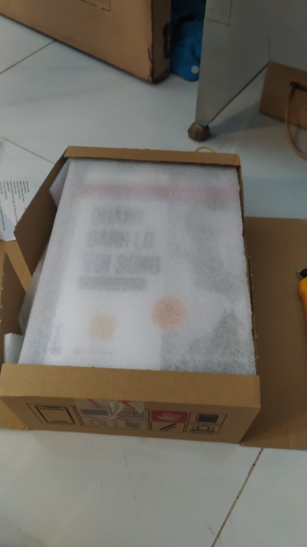 không biết chú Lê Thẩm Dương nhận bao nhiêu tiền để giới thiệu bản dịch này.
Theo quan điểm cá nhân của mình bản dịch này câu văn khá lủng củng. Nhiều khi một câu tiếng việt mình phải đọc lui tới nhiều lần mới hiểu. Có khi phải tìm cả bản dịch khác đọc mới tỏ tường hơn.