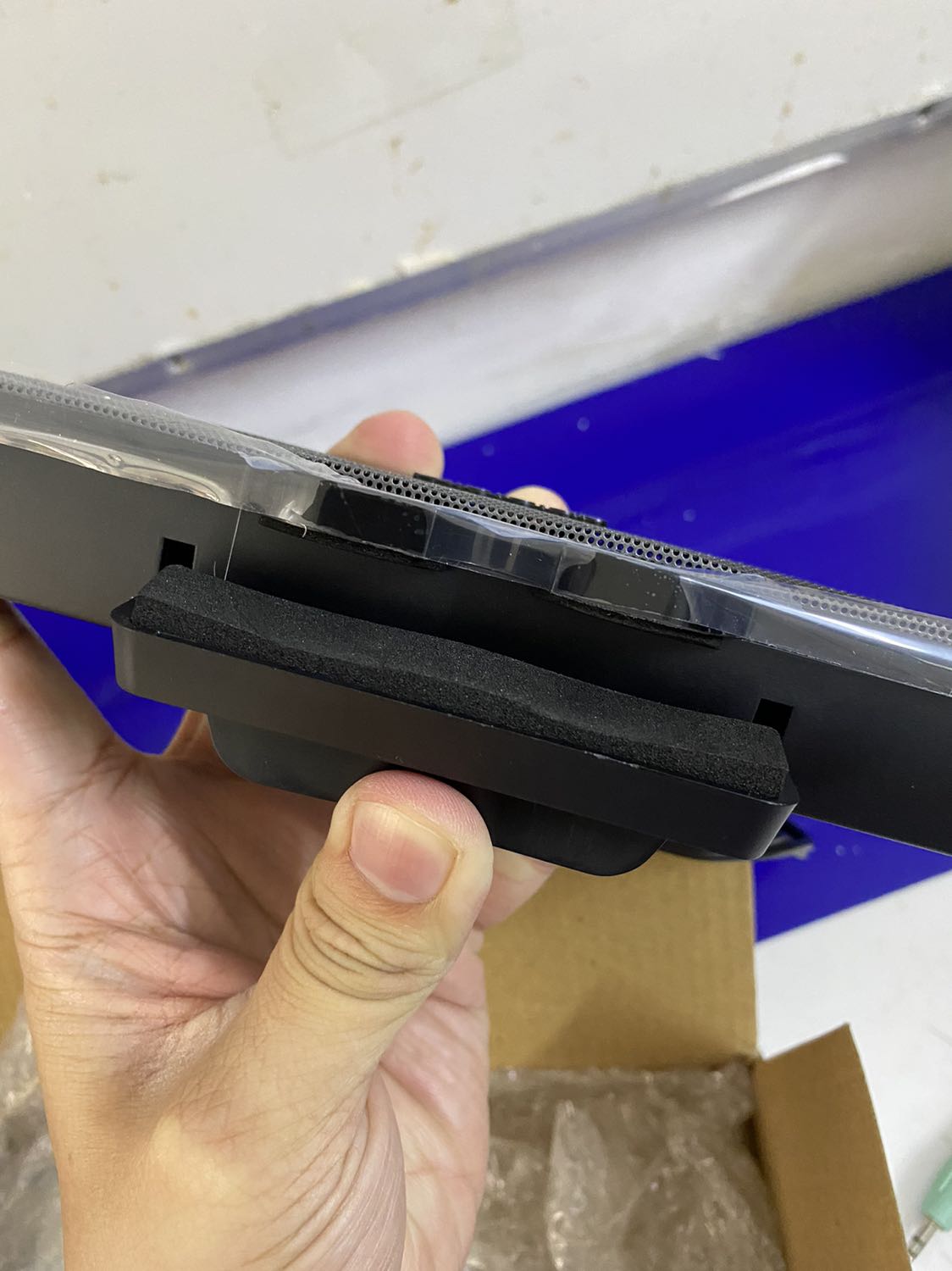 Giao nhanh. Đóng gói kỹ lưỡng, đầy đủ sách hướng dẫn. Âm thanh chỉ vừa đủ nghe. Thích hợp không gian nhỏ. Kích thước nhỏ gọn phù hợp rất dân văn phòng. Có kẹp để gắn vào cạnh của màn hình.