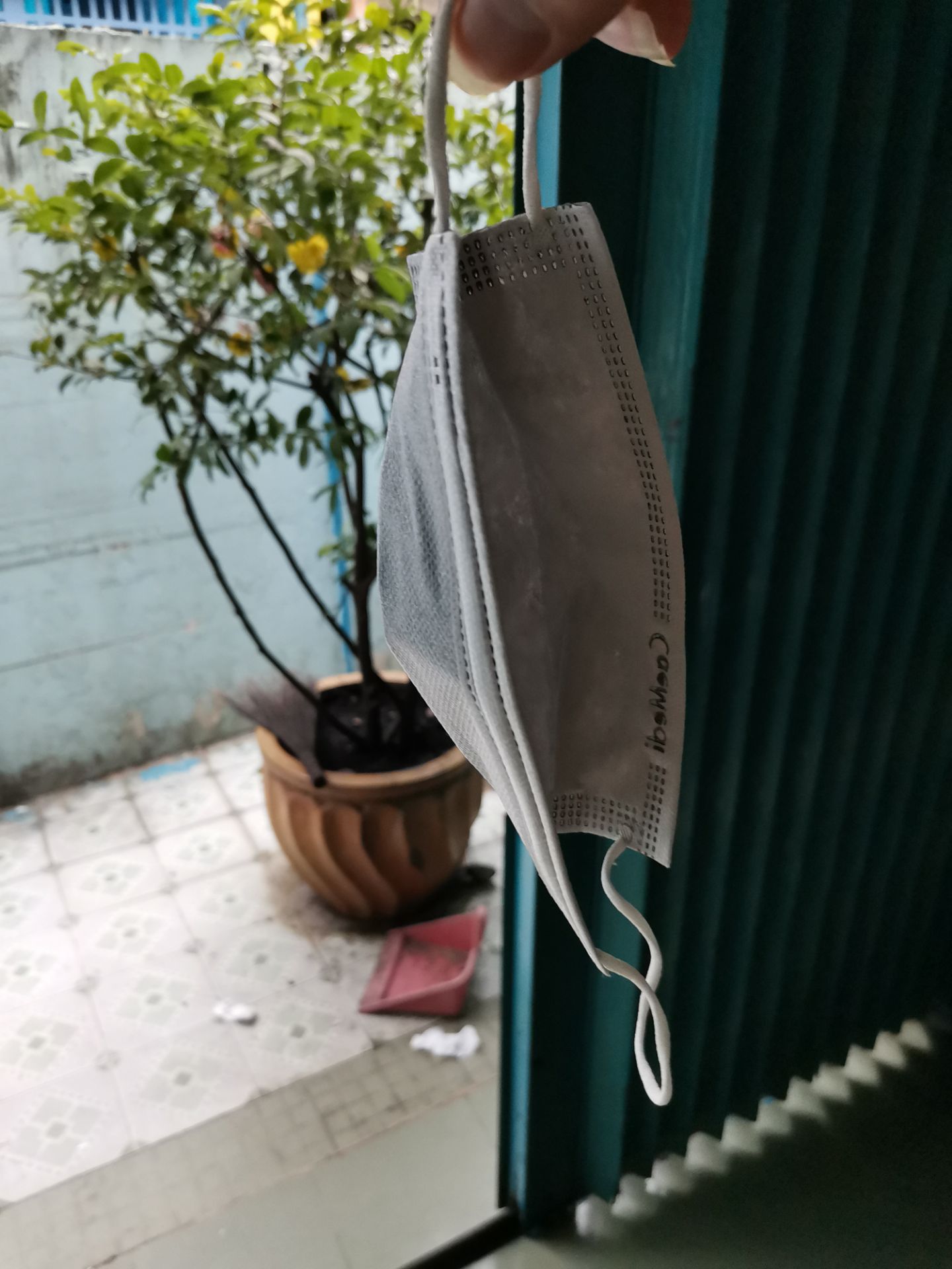 Sản phẩm đúng như mô tả. Khẩu trang đeo vừa vặn khuôn mặt mình không có kẻ hỡ có điều đeo lâu khá đau tai.
Còn nữa là khi hàng giao tới bên ngoài hộp khẩu trang bám đầy bụi cảm giác như là hàng cũ ấy. Bên trong hộp thì sạch sẽ.