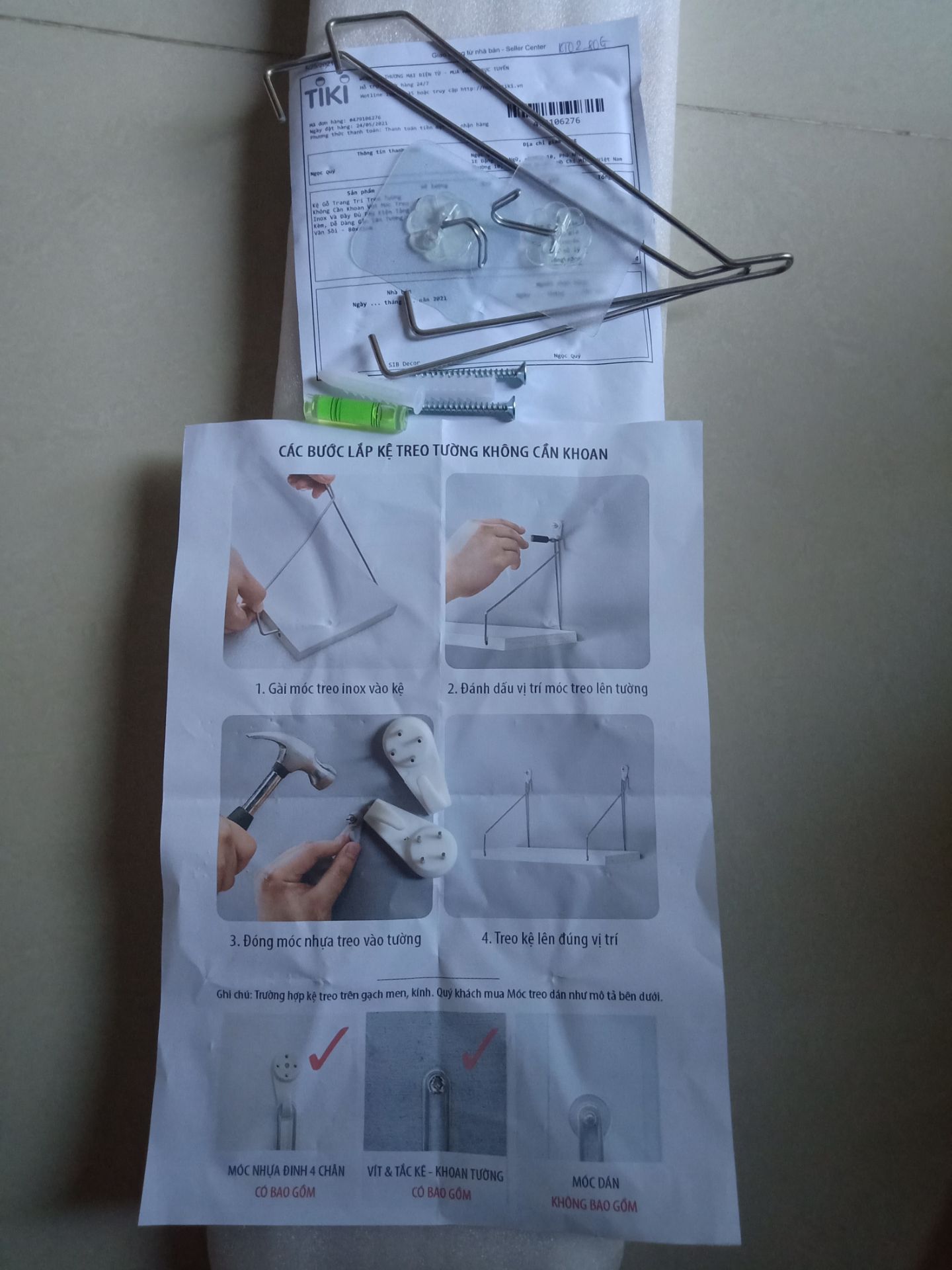 Sản phẩm giao đến đc đóng gói chắc chắn cẩn thận dù mình chỉ đặt có 1 kệ thôi. Trời mưa cũng không bị ướt kệ bên trong. Kệ giao kèm thì đầy đủ phụ kiện như đinh 4 chân, vít để khoan tường và còn đc tặng kèm miếng dán dùng để treo ở tường gạch men. Mình chỉ dùng 1 trong những loại trên nhưng shop gửi rất đầy đủ, mình sẽ dễ dàng lắp đặt trên từng loại tường và mục đích sử dụng. Nhà mình thì tường sơn bình thường nên mình chọn cách đóng đinh cái này thì rất tiện vì con gái hầu như ai cũng làm được. mình treo kệ k bị lệch hay đầu cao đầu thấp là nhờ cái thước thủy màu xanh shop gửi đó nha. kệ treo lên rất chắc chắn và đẹp nữa. mình thấy mặt sau của kệ cũng đc dán kín k lộ lõi gỗ nên rất an tâm vì mình sợ tường ẩm. Nói chung shop rất là very good, giao hàng nhanh-kệ đẹp-giá ok , cho shop 100 điểm. cuối tuần sẽ đặt thêm vài kệ nữa treo thêm