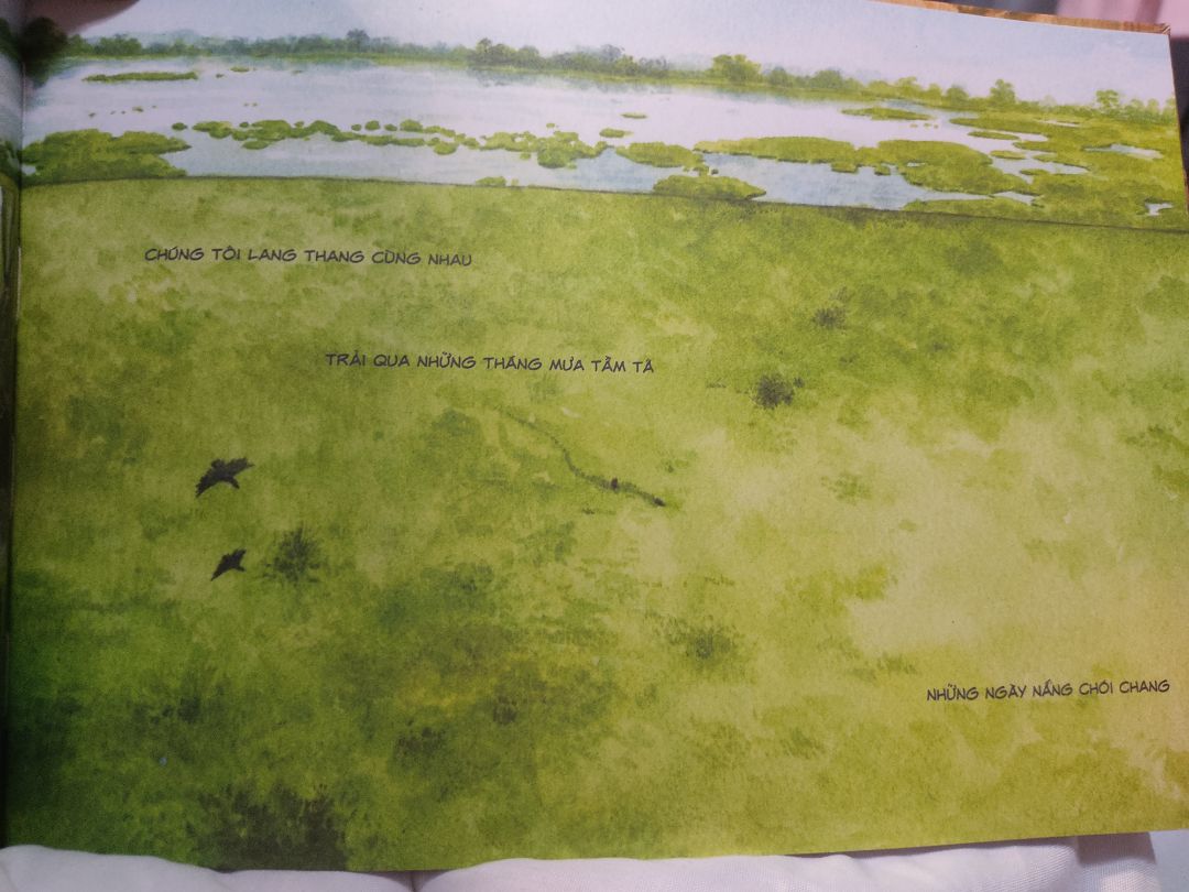 Đây là 1 cuốn sách cảm động, giống như 1 cuốn nhật ký của chị Trang về 1 phần hành trình trở thành nhà bảo tồn động vật hoang dã vậy - ước mơ được chị ấp ủ từ năm 8t. Chị đã vượt qua những định kiến xã hội, nỗ lực hết mình để theo đuổi giấc mơ. 
Không chỉ trẻ em, mà ng lớn cũng học hỏi đc rất nhiều điều từ cuốn sách.
Hoạ sĩ Jeet Dzung đã minh hoạ thật sống động hình ảnh về rừng tự nhiên, các loài động vật hoang dã.
Bên cạnh đó, cuốn sách còn hé lộ thông tin về các loài gấu, tác động tiêu cực khi gấu bị nuôi nhốt lấy mật quá lâu, cách thức gấu *** săn mồi và lợi ích của việc để các loài động vật hoang dã sống đúng theo quy luật của tự nhiên.
Hành trình của chị Chang và bé gấu Sorya thật cảm động. Qua từng trang sách, tôi có thể nhận thấy tình yêu chị dành cho Sorya lớn nhường nào. Vì để cô bé đc sống trong tự nhiên - môi trường tốt nhất cho sự phát triển của động vật hoang dã, chị đã đồng hành cùng Sorya suốt 1 chặng đường dài: cùng ăn, ngủ, nghỉ và hướng dẫn, cổ vũ Sorya tự lập vs cuộc sống trong rừng. Tôi đã khóc khi đọc đến cuộc chia tay của chị vs Sorya. Hành trình dài ấy đã kết thúc khi Sorya nhút nhát bé bỏng ngày nào h đã thành cô gấu dạn dĩ hơn, có đủ các kỹ năng cần thiết để sinh tồn ngoài tự nhiên. Chị Chang đã thành công giúp Sorya hoang dã và tự do.