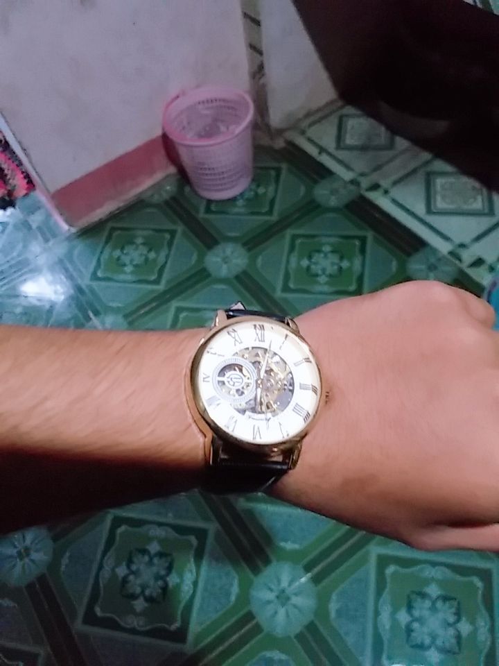 hàng rất là ôkê đẹp dây da chất liệu tốt, có phiếu bảo thành có ghi ngày tháng mua đồng hồ có cả giấy hướng dẫn sử dụng rất hợp với túi tiền tui cho phê bình là ⭐⭐⭐⭐⭐