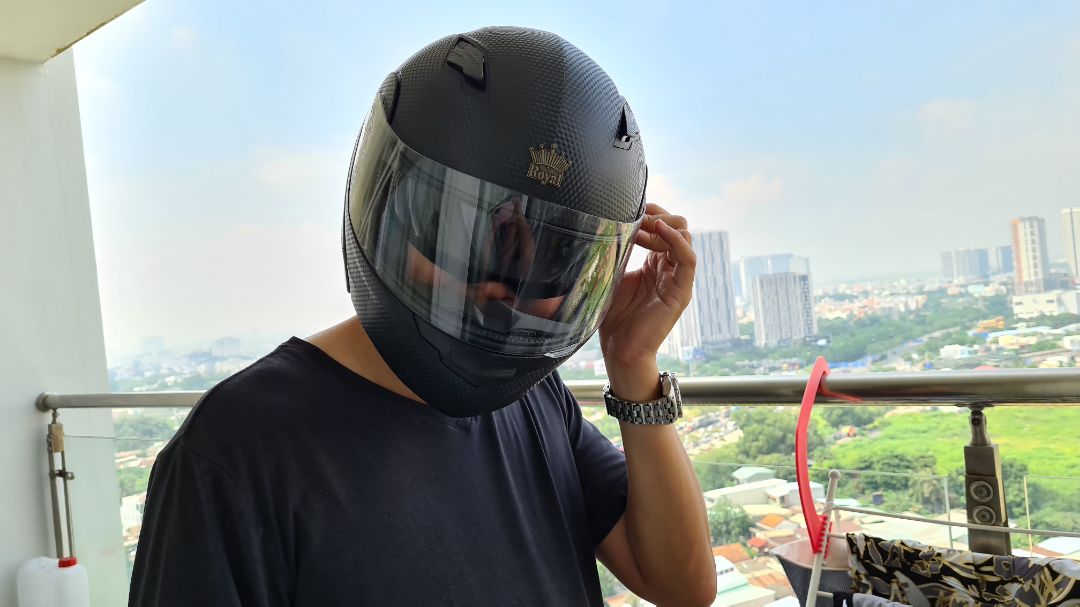 mình cao 1m8, mua size XL , nón rất vừa, nhẹ hơn  so với nón cũ , kiếng kéo lên xuống rất nhe nhàn thoải mái, tren nón có nhiều thiết kế cho air flow thoải mái thở, nón này sử dụng che kín bụi ko cần đeo khẩu trang. Tiki giao hàng rất nhanh, cho kiểm hàng khi nhận