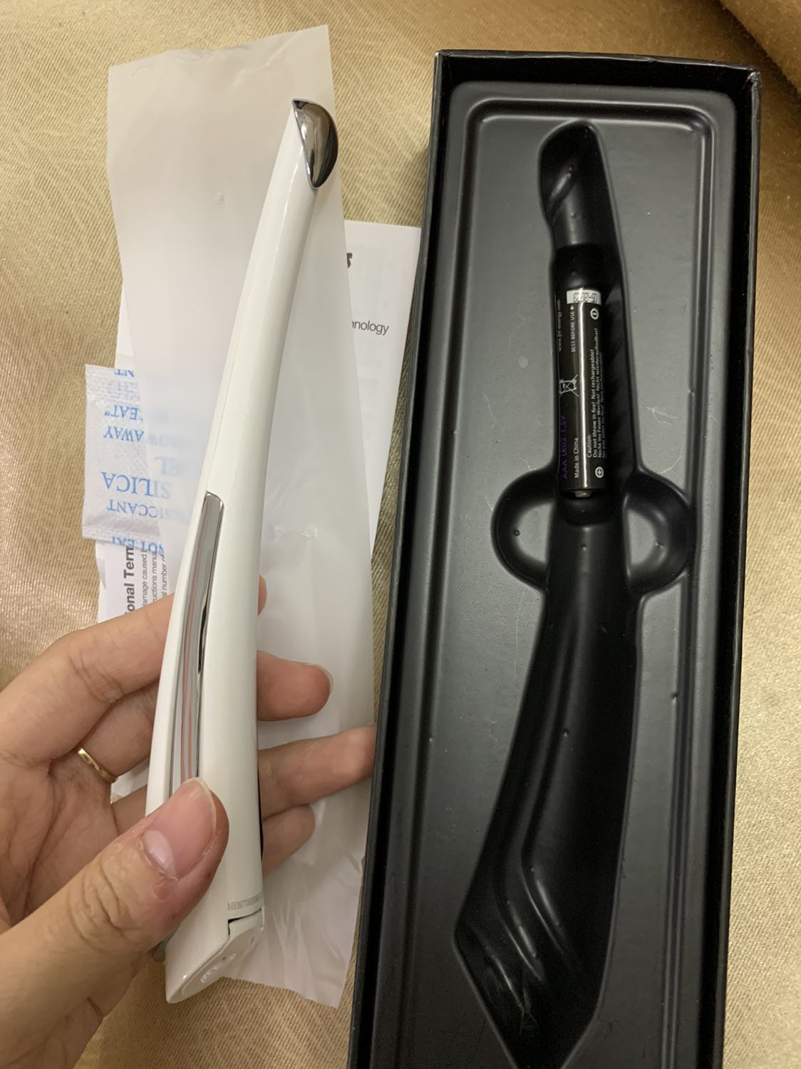 Mới dùng thử lần đầu nhg trộm vía mình thấy xài khá ổn, máy nhạy, chạy bằng pin. DMasy chạm da là tự động rung, ko cần công tắc. Vì massage cho vùng mắt nên rung khá êm