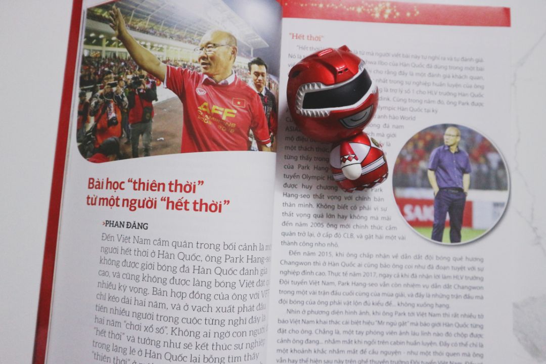 Lí do nên mua ngay quyển sách này:
- Tập hợp các bài viết của các cây bút chuyên môn về bóng đá về 23 cầu thủ ĐTQG VN vô địch AFF Cup 2018 và cả ban huấn luyện
- Sách in màu full 268 trang luôn bìa, giấy bóng cực mịn và đẹp, hình ảnh minh họa bắt mắt
- Xứng đáng là 1 trong những quyển nên có trên kệ sách bất kể bạn có thích đọc sách hay ko, miễn có tình yêu với ĐTVN thì nên tậu ngay nhé
- Ngoài ra thì Tiki vẫn giữ phong độ tốt về đóng gói và thời gian giao hàng.