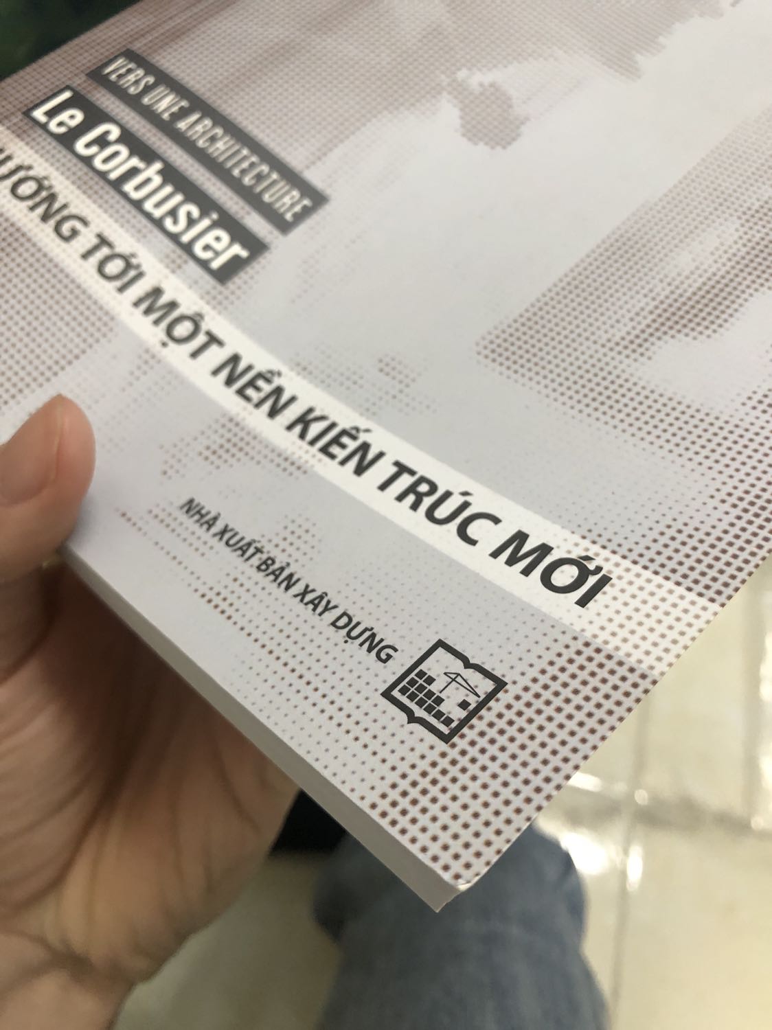 Kì vọng cao quá nên lúc nhận sách có hơi chút hụt hẫng. Bìa sách mỏng, dễ bị quăn, cong. Chất lượng giấy in cũng là giấy thường, không phải giấy dày mà giấy trơn, mỏng, nhìn được cả chữ của trang trước. Mình rất kỹ tính nên riêng chuyện nhìn bìa cong vênh tí ti là đã mất thiện cảm. Nội dung thì chưa đọc nên chưa đánh giá. Cảm quan là với mức giá tiền cũng không phải là thấp mà chất lượng giấy và bìa sách như này thì hơi thất vọng.