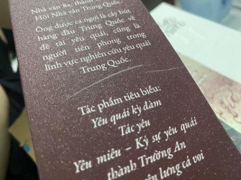 Mua sách 50% vì nội dung, 50% là do cái bìa nó đẹp mà nhận hàng bóc seal thấy bên trong sách bị lỗi bìa vậy mình rất không vui! Uổng công trông ngóng