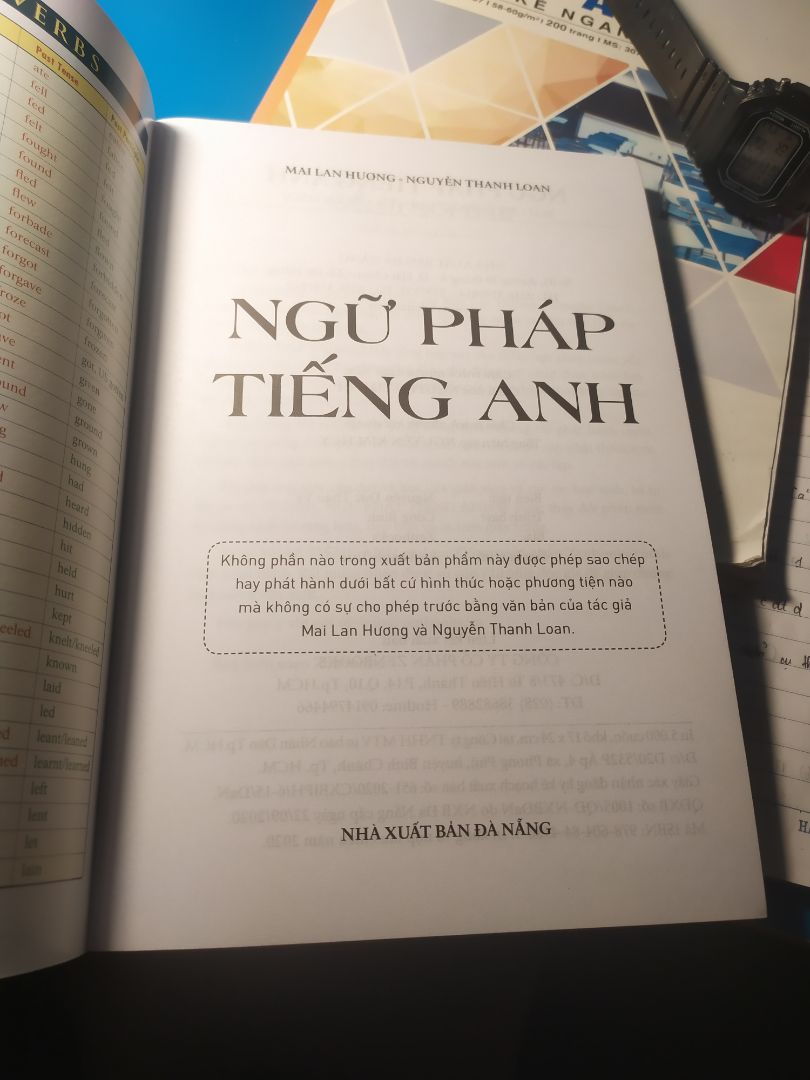 Mình mới nhận sách về nên chưa thể review kĩ về sách. Theo mình thì những bạn học hơi yếu anh thì nên đọc sách này, sách hơi nhiều chữ, chưa kết hợp sử dụng hình ảnh để dễ hiểu hơn. Tuy nhiên giá vậy là hợp lí rồi, mình có đoc qua phần mục lục thì chưa thấy sách nói về các thì trong tiếng anh nên mình hơi hoang mang, sách ngữ pháp mà không có CÁC THÌ thì theo mình thấy là không đầy đủ nha. còn mua hay không là theo cảm nhận của các bạn. Mình mới nhận sách về nên chưa thể review kĩ về sách. Theo mình thì những bạn học hơi yếu anh thì nên đọc sách này, sách hơi nhiều chữ, chưa kết hợp sử dụng hình ảnh để dễ hiểu hơn. Tuy nhiên giá vậy là hợp lí rồi, mình có đoc qua phần mục lục thì chưa thấy sách nói về các thì trong tiếng anh nên mình hơi hoang mang, sách ngữ pháp mà không có CÁC THÌ thì theo mình thấy là không đầy đủ nha. còn mua hay không là theo cảm nhận của các bạn.