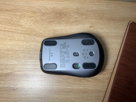 Đầu tiên là về chất lượng dịch vụ thì shop giao hàng rất là nhanh nha, hàng được bọc rất kĩ. Về trải nghiệm người dùng của dòng chuột này thì khỏi bàn rồi, chuột cảm biến rất nhạy nên là các anh em thoải mái lướt chuột bất chấp mọi bề mặt và bên cạnh đó còn có con lăn vô cực làm bằng thép mang lại trải nghiệm lướt web rất êm, mượt và cực sang chảnh. Ngoài ra thì chuột có khả năng kết nối và chuyển kết nối liên tục giữa 3 thiết bị rất mượt và ổn định, cổng sạc bằng usb-c rất thân thiện với đại đa số người dùng.