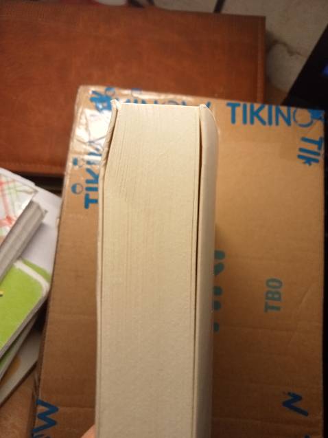 E rất thích tiki vì lần nào giao hàng tiki đều bọc kĩ và gửi rất nhanh và lần này giao cũng nhanh nhưng khi e mở hộp ra thì e lại ko thấy sách được bọc gì khiến cho rìa sách bị dập và cong vào cả trang sách
Với một đứa thích sự hoàn hảo thì e ko thích việc này nhưng xét tổng quát thì sách giao rất mới, ko có vết cào xước và mực in cũng rất rõ nhưng mong tiki chú trọng hơn trong khoản bọc sách ạ