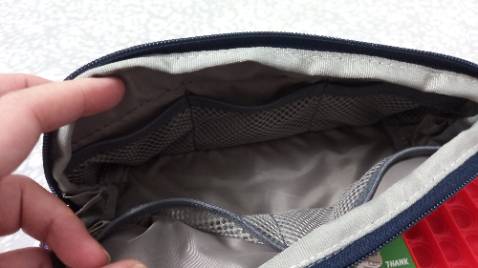 Túi nhỏ nhưng nhiều ngăn, dễ thương, đường may chắc chắn, ủng hộ shop.