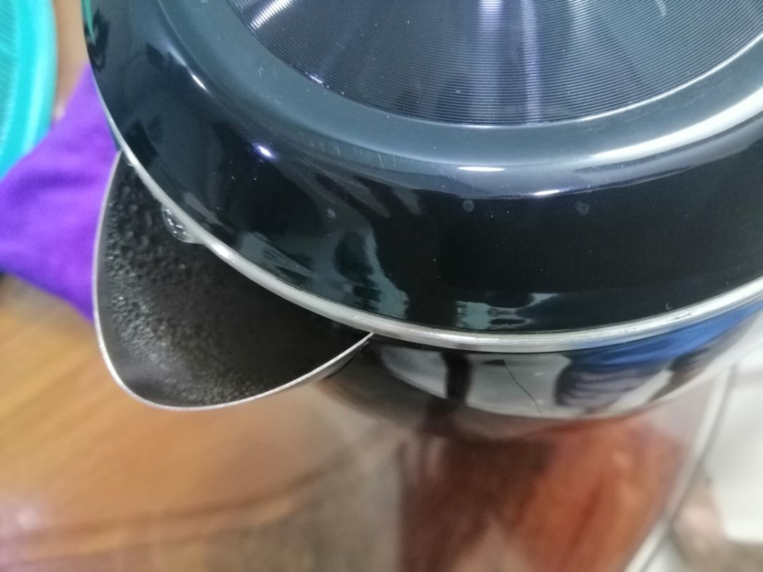 Mình dùng được khoảng 2, 3 tháng rồi. Vẫn chạy tốt. Tốc độ nấu, tiếng động phát ra trong lúc nấu  bình thường (ý mình là đừng trông mong bình sẽ nấu nhanh hơn hay tiếng phát ra sẽ nhỏ hơn). Do có 2 lớp nên không sợ bị bỏng tay khi vô tình chạm thân bình, khả năng giữ nhiệt cũng khá hơn loại 1 lớp. Điều mình không hài lòng là sản phẩm mới mua về thì đã có vết nứt trên lớp nhựa bao quanh gần vòi đổ nước ra, khiến lớp nhựa hơi nhô lên. Tới thời điểm hiện tại, các khe, kẽ hở mặt ngoài thân bình trông hơi xuống cấp (sần sùi, bám bẩn).