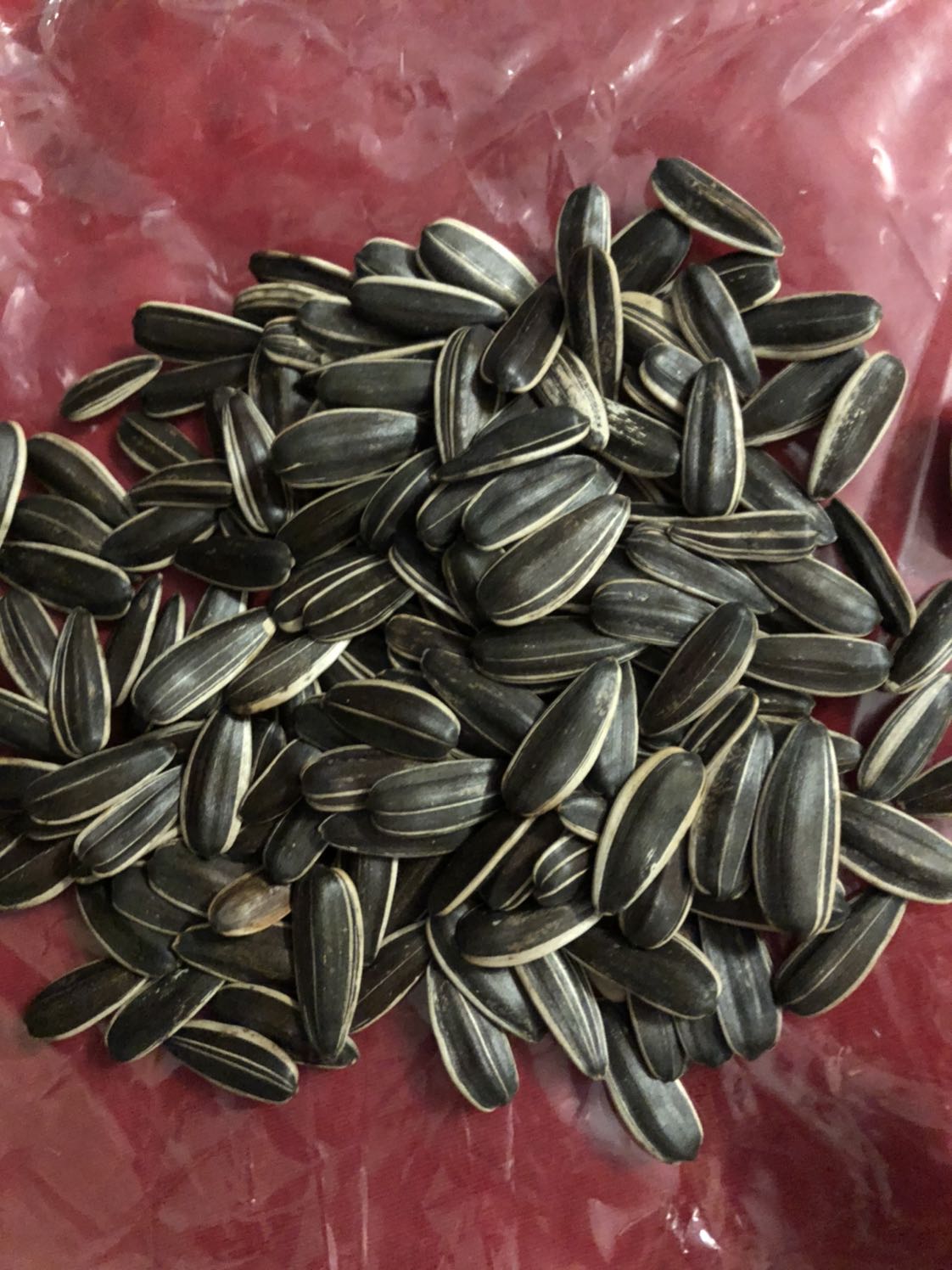 Hạt hướng dương này có rang qua muối, hạt tuyển chọn toàn to, chắc, mẩy, rang tới, thơm, giòn, ăn ngon miệng lắm. Bao 0,5 kg hơi ít. Ngồi xem phim ăn hạt dưa 3 bữa là hết trơn.