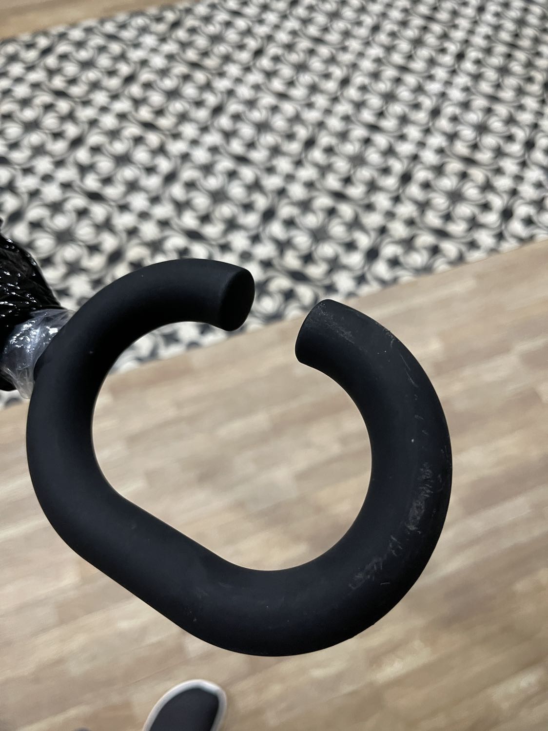 Hàng giao không đúng màu, chọn màu đỏ đen nhưng lại gửi đỏ trắng. Gói hàng không có tâm. Cho 1 sao. Và khuyên không nên mua với những gì bán từ shop này.