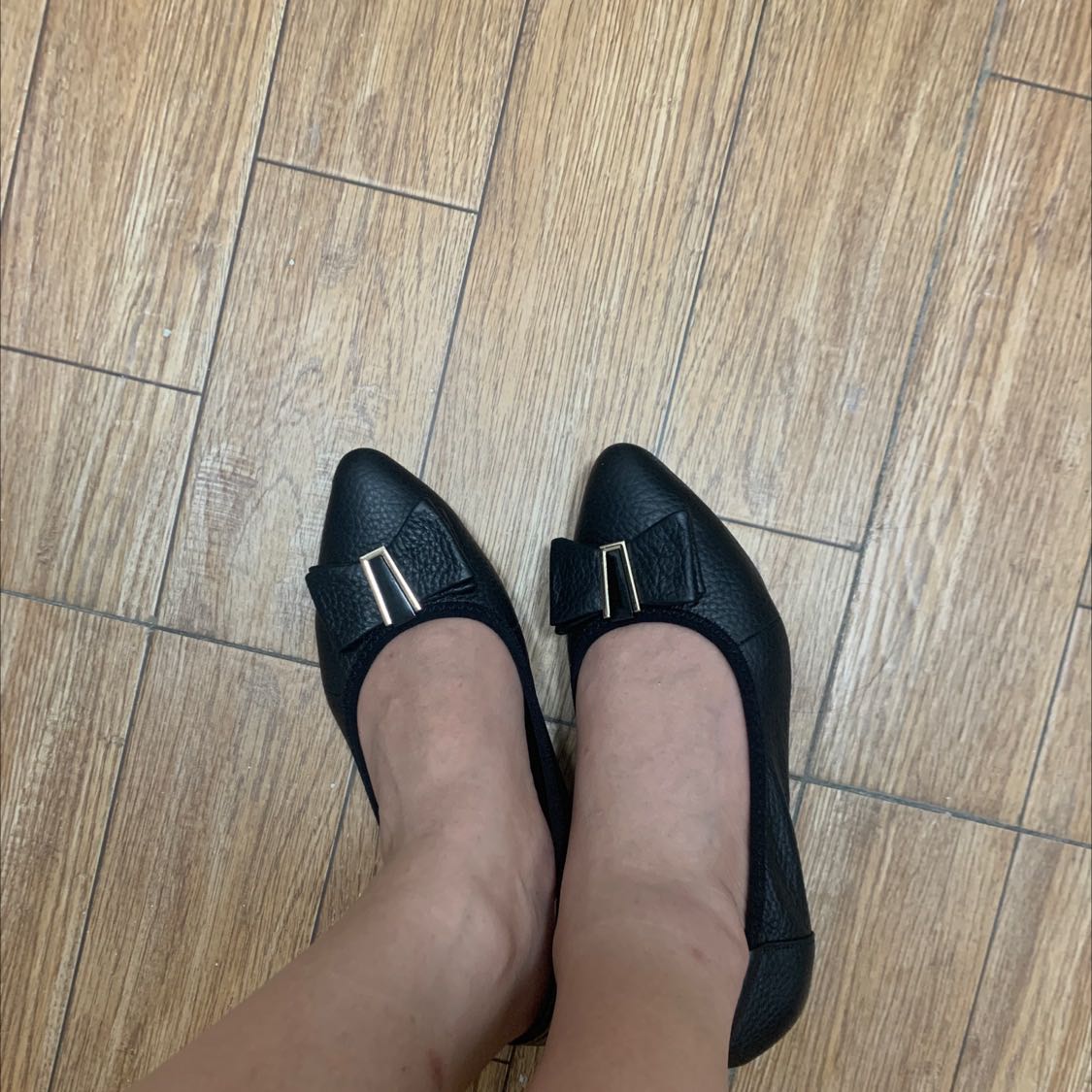 Một trong những đôi giày đáng tiền nhất mình từng mua. Đi êm chân, tôn dáng. Chân cũng thon gọn hơn. Màu đen thì rất trắng chân rồi