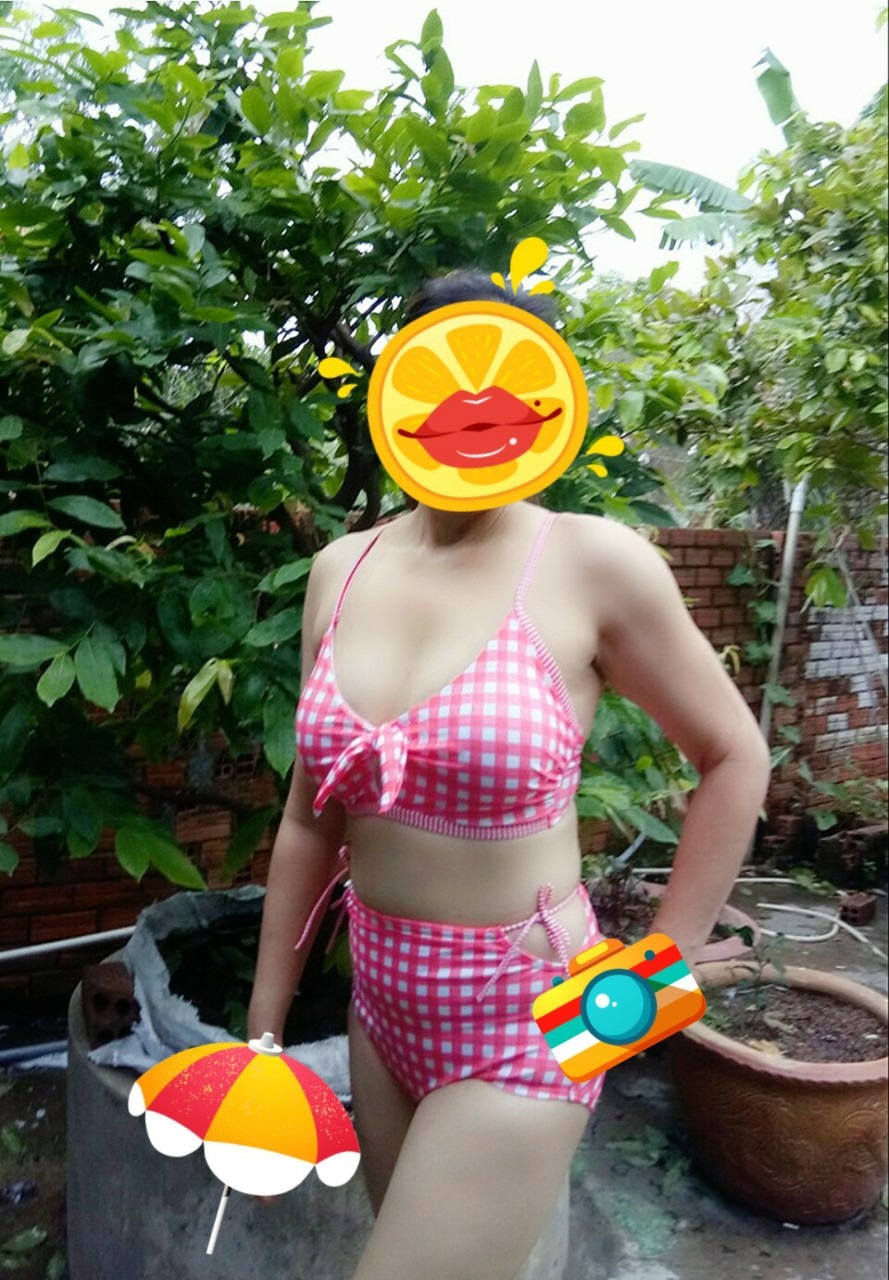 ? Nhận được 1 bộ đồ này mình có 1 số nhận xét như sau:  
? Màu sắc tươi sáng như hình, vải thun co dãn 4 chiều rất đẹp.  
?Điểm cộng cho sản phẩm này là Quần có dây rút nên rất dễ mặc và điều chỉnh lớn nhỏ theo vòng eo của mình. 
? Áo thì nâng ngực tốt, nhưng điểm trừ là mút lót mỏng nên những bạn vòng ngực nhỏ nên cân nhắc điểm này. 
? Riêng mình vòng một nảy nở nên rất phù hợp. 
? Mình cho TIKI 5 sao.