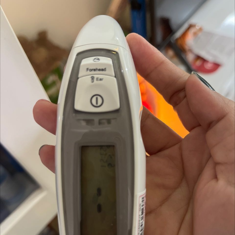 Thuận tiện , dễ nhận diện màu xanh đỏ tình trạng bé. Có 2 chức năng cho tai va trán. Tốt