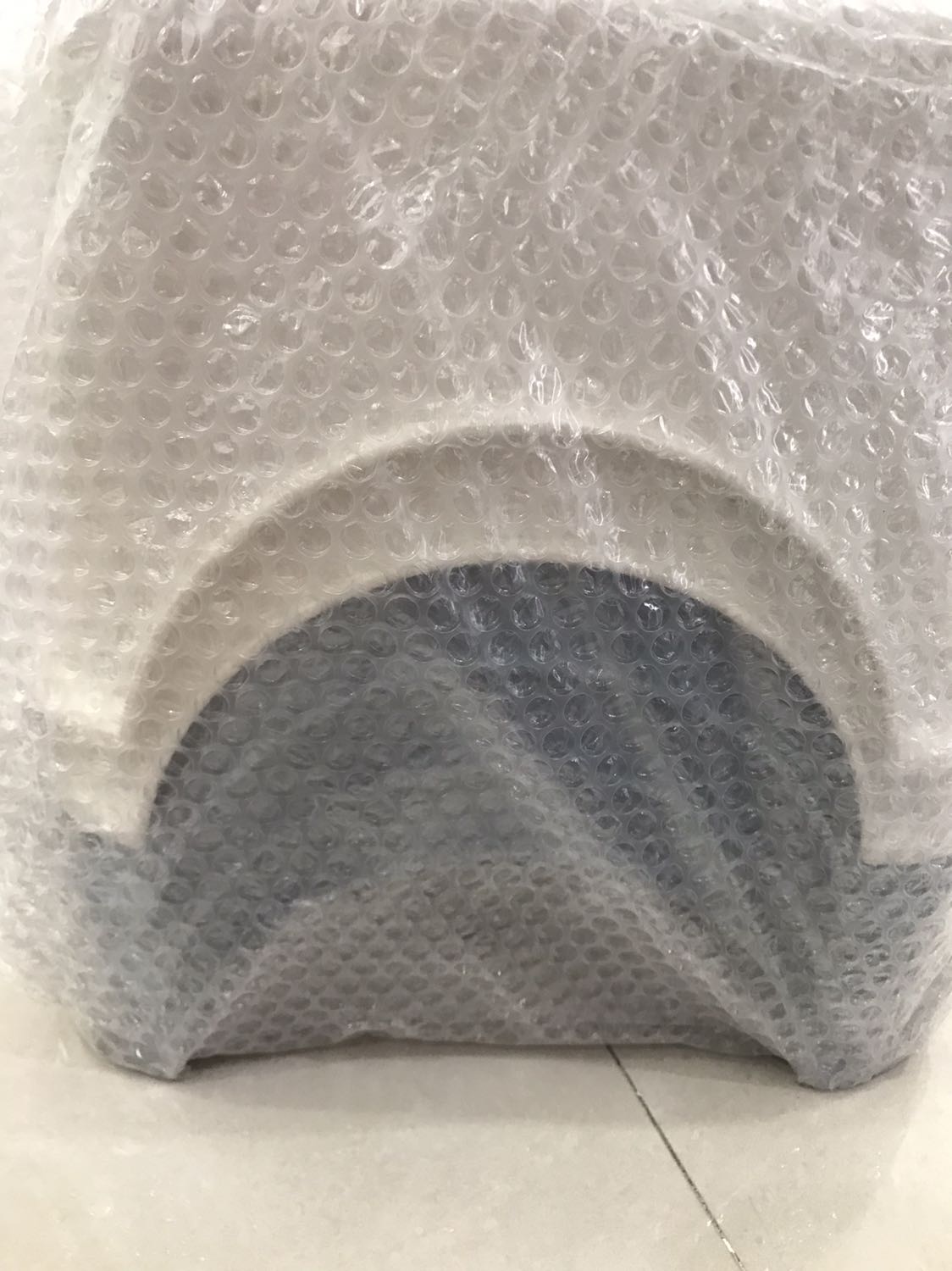 Giá ghế hồng cao hơn mà giao màu trắng, mình có thể yêu cầu đổi hàng vì shop làm ăn *** đó nha, mong là shop sẽ rút kinh nghiệm. Đừng làm khách hàng phiền lòng.