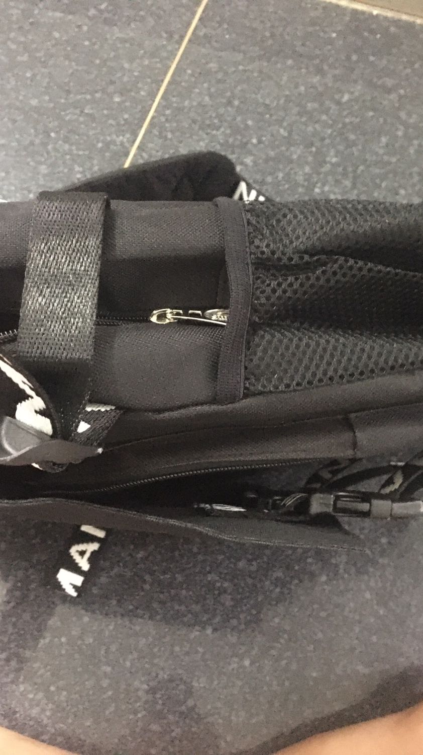 Ukm! Tôi đã xem hình và đã đặt hàng. Khi nhận hàng thì.... wow thật kinh ngạc tôi dường như ko tin và mắt mình nữa. Cái balo ko phải nói là cái túi mà tôi nhận được nó nhỏ hơn trong hình rất nhiều. Balo công nghệ uk? Bây h thì tui đã tin quảng cái chỉ để *** người xem. Hi vọng là Tiki chỉ đang gửi nhầm hàng