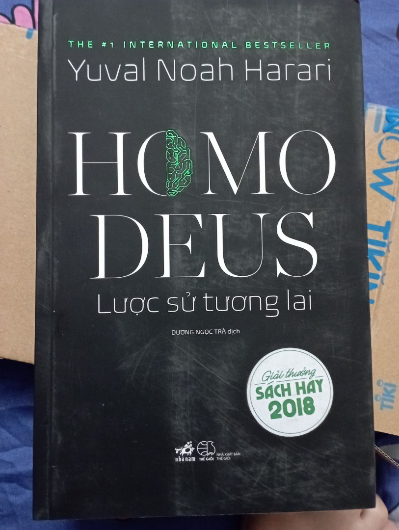 Đơn mình đặt đợt hội sách onl nên cũng xác định là có thể bị giao chậm hơn 1 2 tuần so với dự kiến của Tiki, nhưng cuối cùng thì đơn bị tách và cuốn hết sách chờ in lại là Dune còn giao trước Homo Deus còn sẵn hàng. Chỉ đến khi mình phản ánh thì sách mới được giao cho mình. Và mình nhận được một cuốn sách để trong hộp, không bọc, không giấy vụn, bìa sách thì cũ kỹ, trầy xước và bụi bặm như một cuốn sách cũ như ảnh dưới. Thật sự thất vọng. Mình đánh giá 5 sao cho nội dung sách nhưng 1 sao cho trải nghiệm của mình.