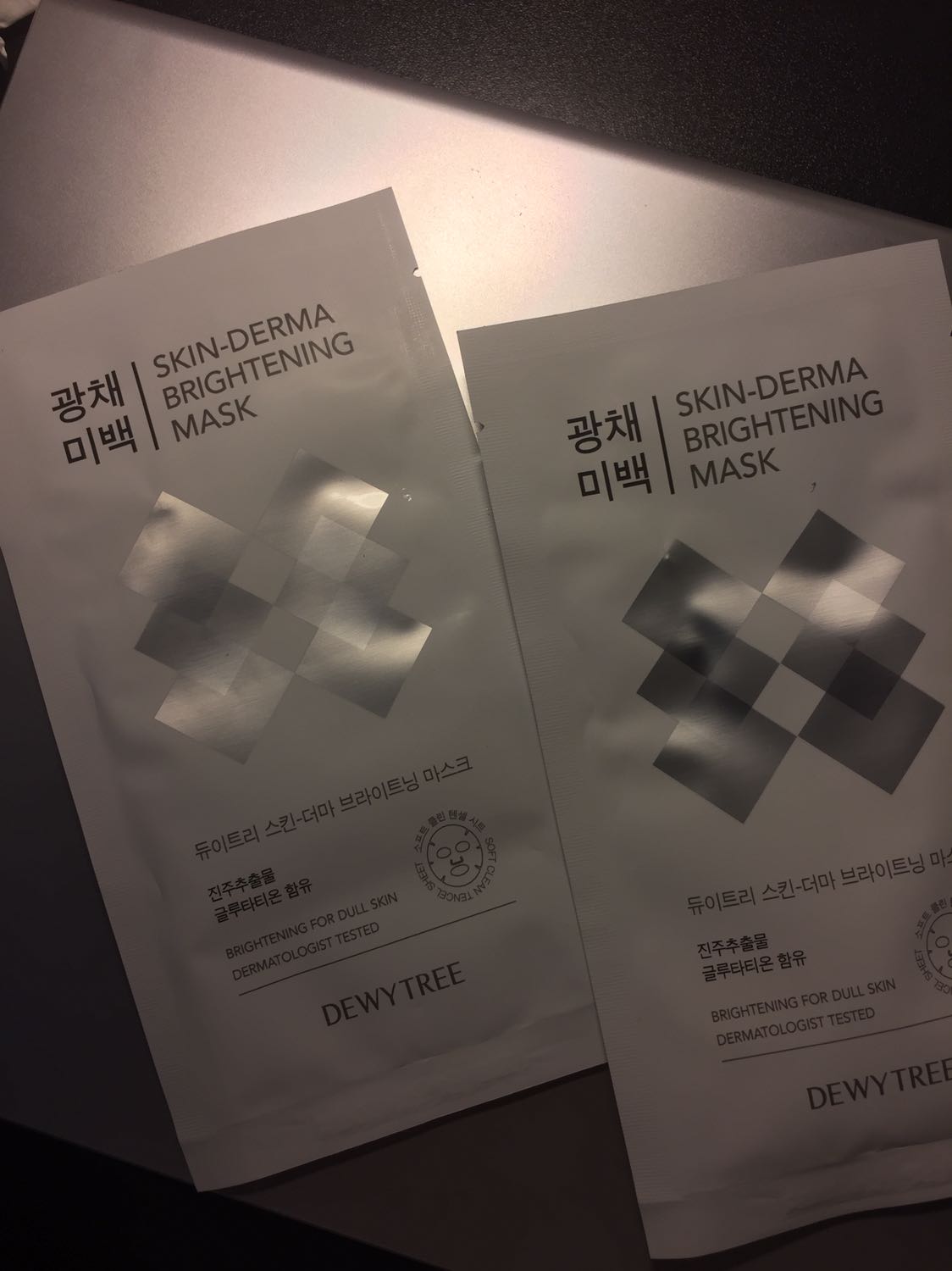 Mặt nạ đắp quá là thích. Dùng xong mà da mướt hẳn ra. Mua về tặng cho chị em trong nhà dùng mà ai cũng khen. Sẽ quay lại ủng hộ shop tiếp ạ