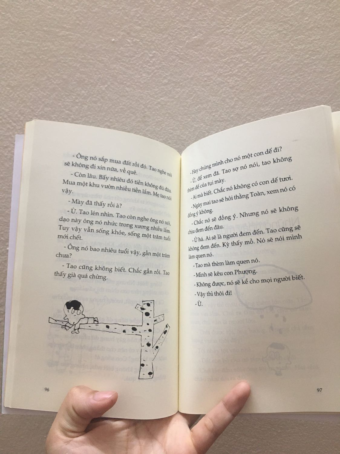 Cuốn sách không chỉ viết cho trẻ con mà được nhiều người lớn tìm đọc 🥰. nội dung dễ xương lắm luôn
Sách giao về nguyên vẹn, cái bìa trong giấy cam nhạt sờ siu thích
Tiki giao nhanh nữa, chấm 100 điểm