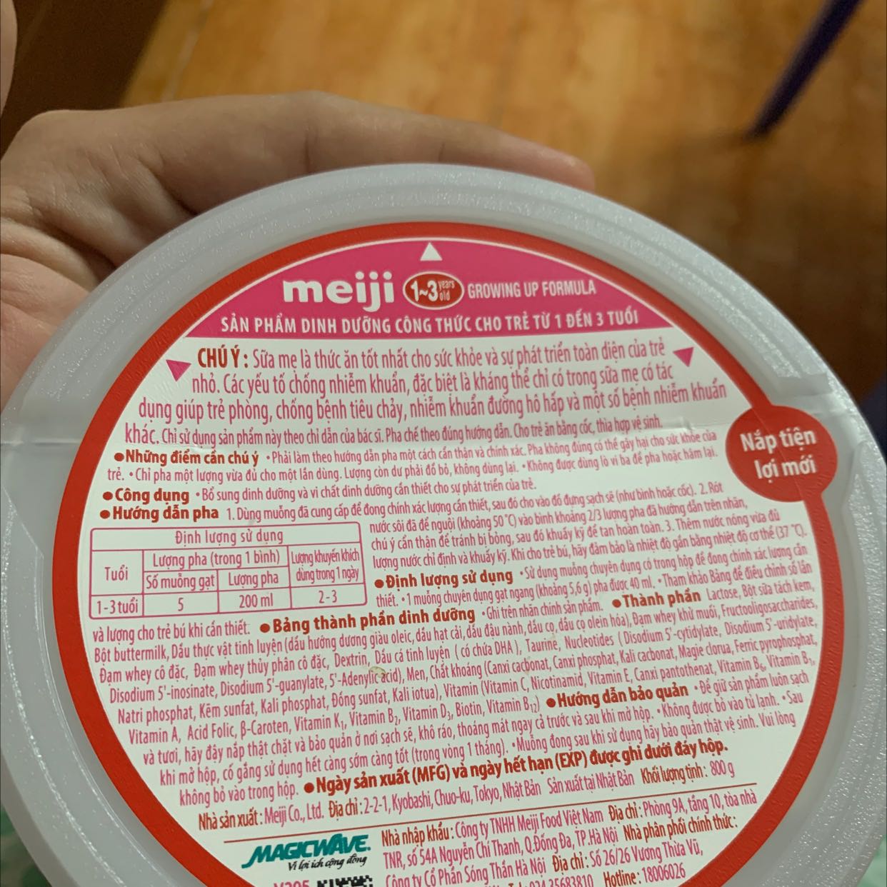 Sữa Meiji đặc biệt bổ sung DHA, các vi chất như sắt, kẽm, acid Follic và hệ cân bằng Omega 3, Omega 6 tốt cho sự phát triển não bộ của bé trong giai đoạn từ 1 đến 3 tuổi - giai đoạn bé bắt đầu học hỏi, khám phá và tiếp thu những điều xung quanh.