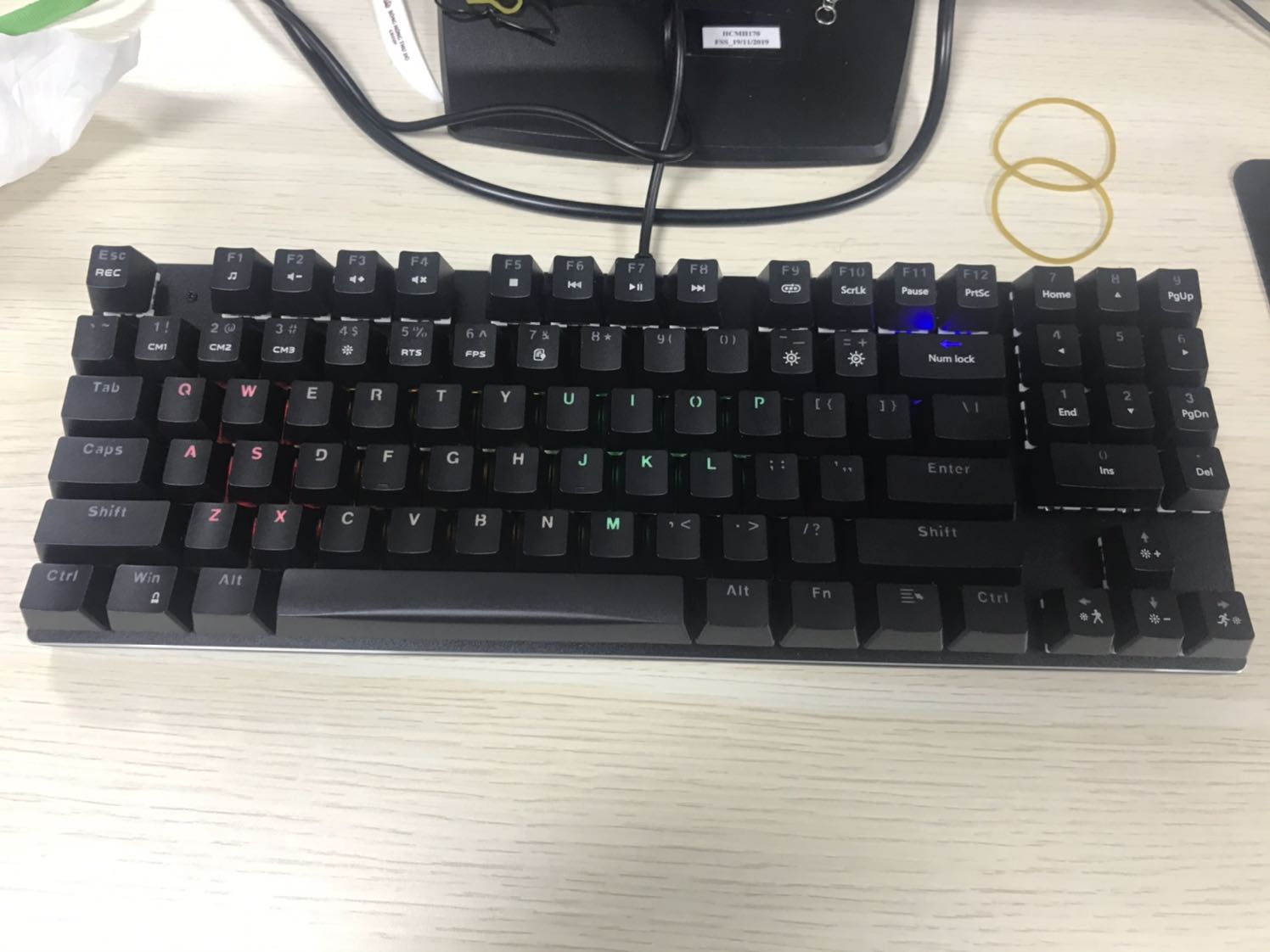 Đặt led 1 màu nhưng lại giao nhiều màu, tuy nhiên chất lượng sp khá ổn với tầm giá.