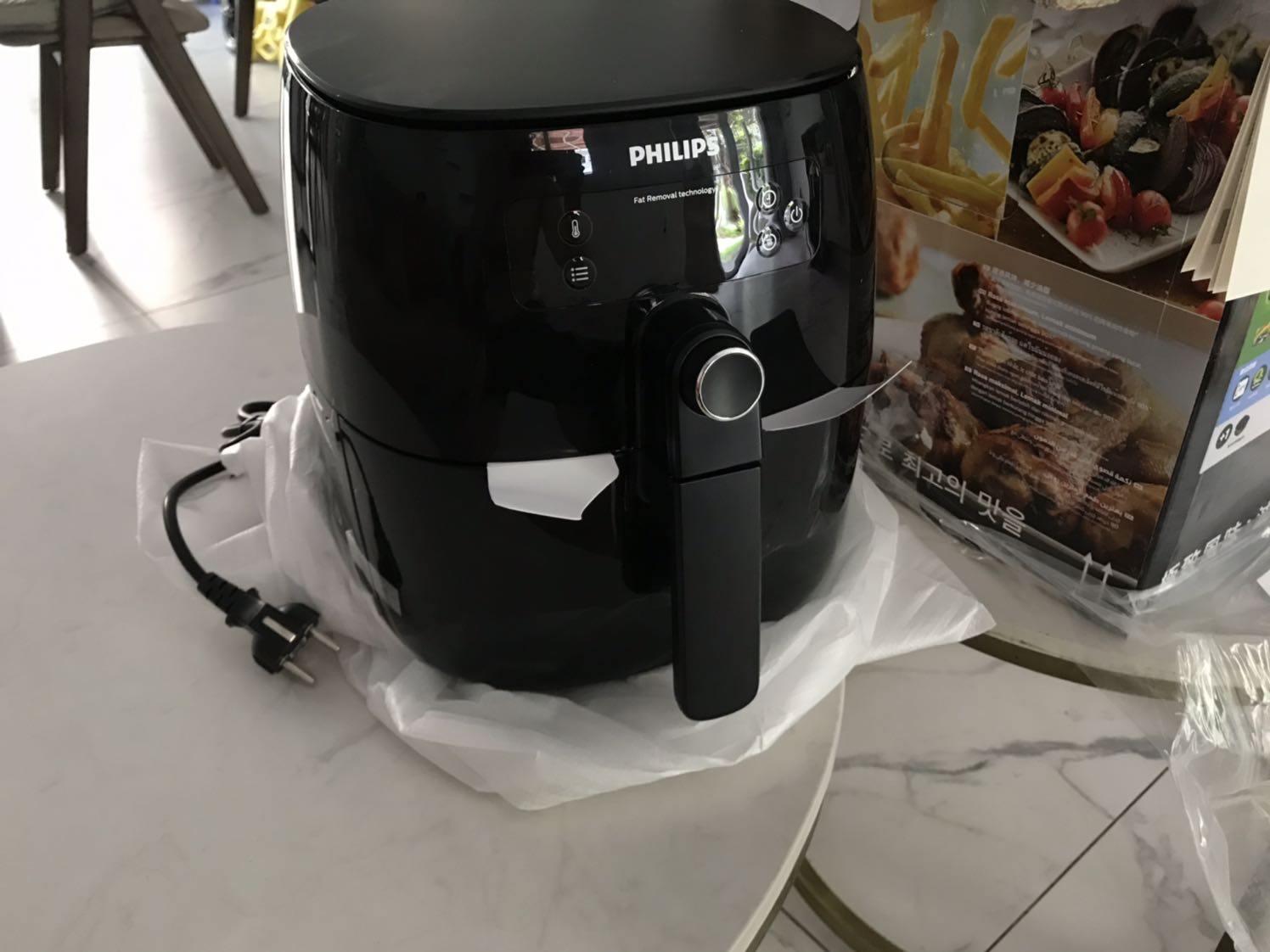 Sản phẩm okey, nhận được hàng chính hãng, có phiếu bảo hành đầy đủ, hướng dẫn kèm theo có 5 ngôn ngữ
Khay chiên nhỏ nhưng tổng thể nồi cũng khá to (bằng nồi cơm điện)
Chức năng chiên không dầu cơ bản của nồi này cũng không quá nổi trội so với các thương hiệu khác, được cái vệ sinh dễ dàng và độ hoàn thiện sp Phillip nhìn okey.