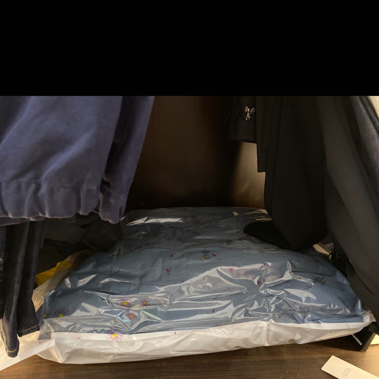 Phải nói là sản phẩm rất tiện lợi và cực kỳ phù hợp với những gia đình nhỏ. Có nhiều size túi để bạn để bạn cất những loại đồ khác nhau. Và rất dễ sử dụng, túi cod hoa văn rất nhã nhặn, túi nhìn mỏng nhưng độ chắc chắn thì rất ok vì mình dùng một thời gian rồi mới đánh giá sản phẩm.