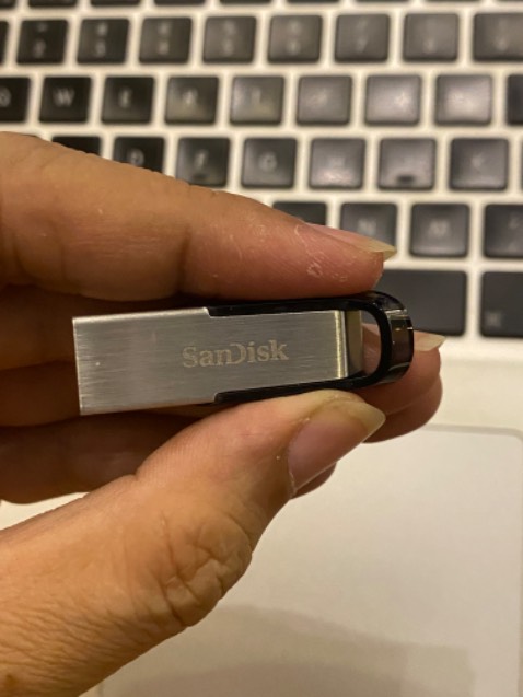 Tốc độ đọc/ghi nhanh. Nhỏ gọn dễ mang theo. Tốc độ đọc/ghi nhanh. Nhỏ gọn dễ mang theo.