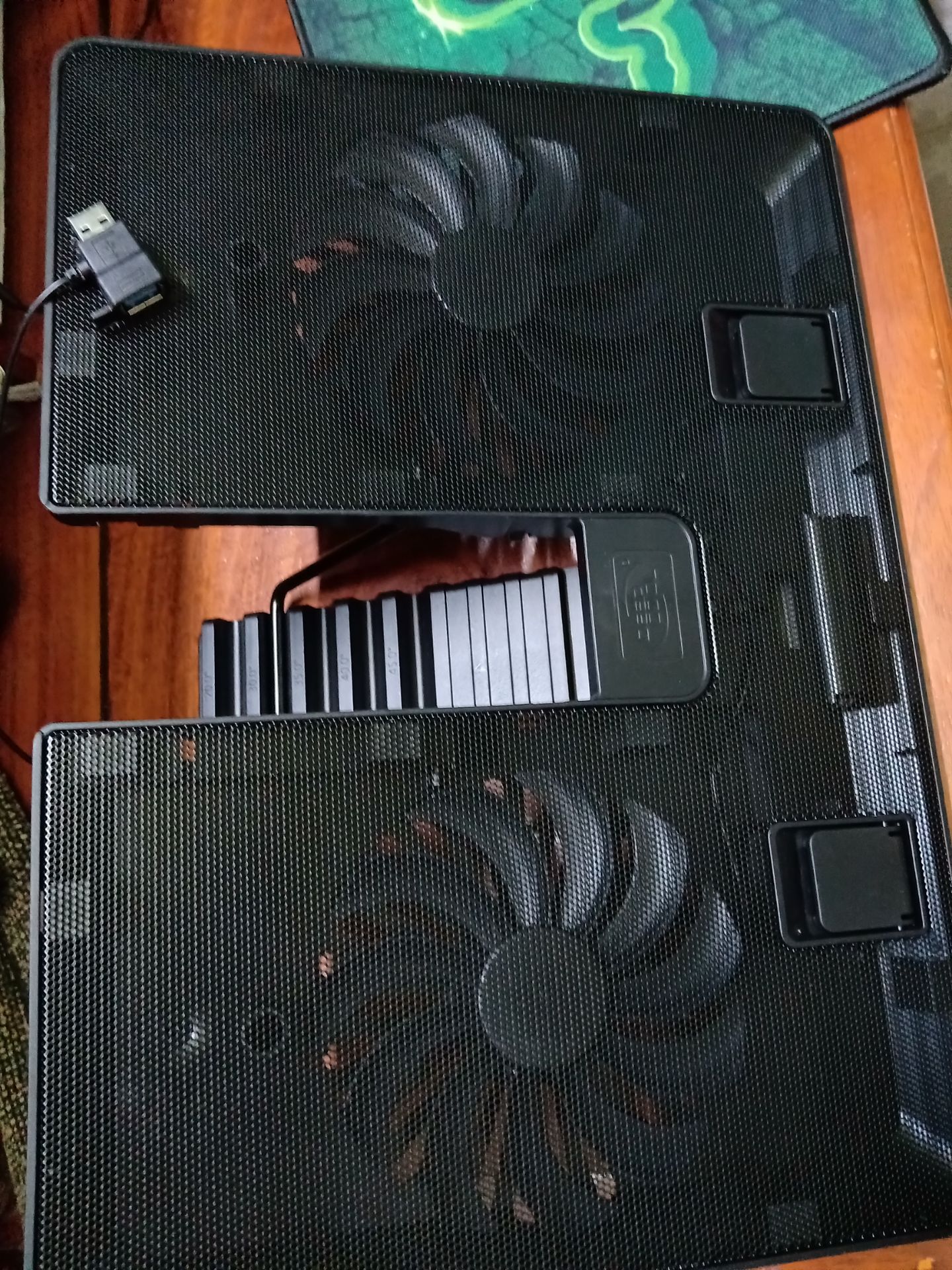 Mới mua độ bền chưa biết nhưng dùng rất tốt:
_ Đế tản nhiệt mặt lưới kim loại có nhiều nấc nâng 0-20-30-35-40-45 khá tiện dụng.
_Mặc dù khe tản nhiệt máy mình ở giữa nhưng quạt vẫn tản nhiệt rõ rệt, thậm chí nếu môi trường chênh lệch nhiệt cao (có điều hoà) thì giảm được tận từ 37° (trước cắm)  về 31-32° (sau cắm).
_Có cổng USB 3. thay thế nhưng dây cắm khá mong manh.