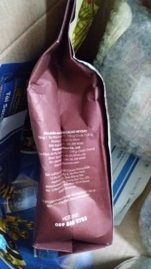 Ca cao pha uống nóng thơm, đắng vừa đủ ko gắt, vị ngậy đậm đà đặc trưng của ca cao. Nếu ai thích ngọt thì pha thêm chút sữa đặc sẽ rất ngon. Trừ 1 sao cho khâu đóng gói  túi ca cao ko được cẩn thận. Túi cacao bằng giấy mà Tiki để dưới cùng, những hàng khác đè lên làm móp, khiến túi bị hằn nếp, rất may là chưa bị rách. Góp ý Tiki nên đóng gói những sp thực phẩm bằng túi  giấy cẩn thận hơn.