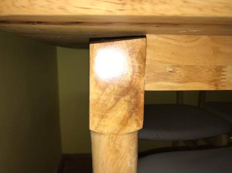 Thiết kế bị lỗi, thanh ngang đáng nhẽ phải vát chéo thì lại cắt vuông góc, Vạn chặt thì không khớp phần trên và không nhét được 2 chiếc ghế và trong gầm,, vặn lỏng thì không khớp phần bên nên bàn không chắc chắn. Không hiểu sản xuất kiểu gì?