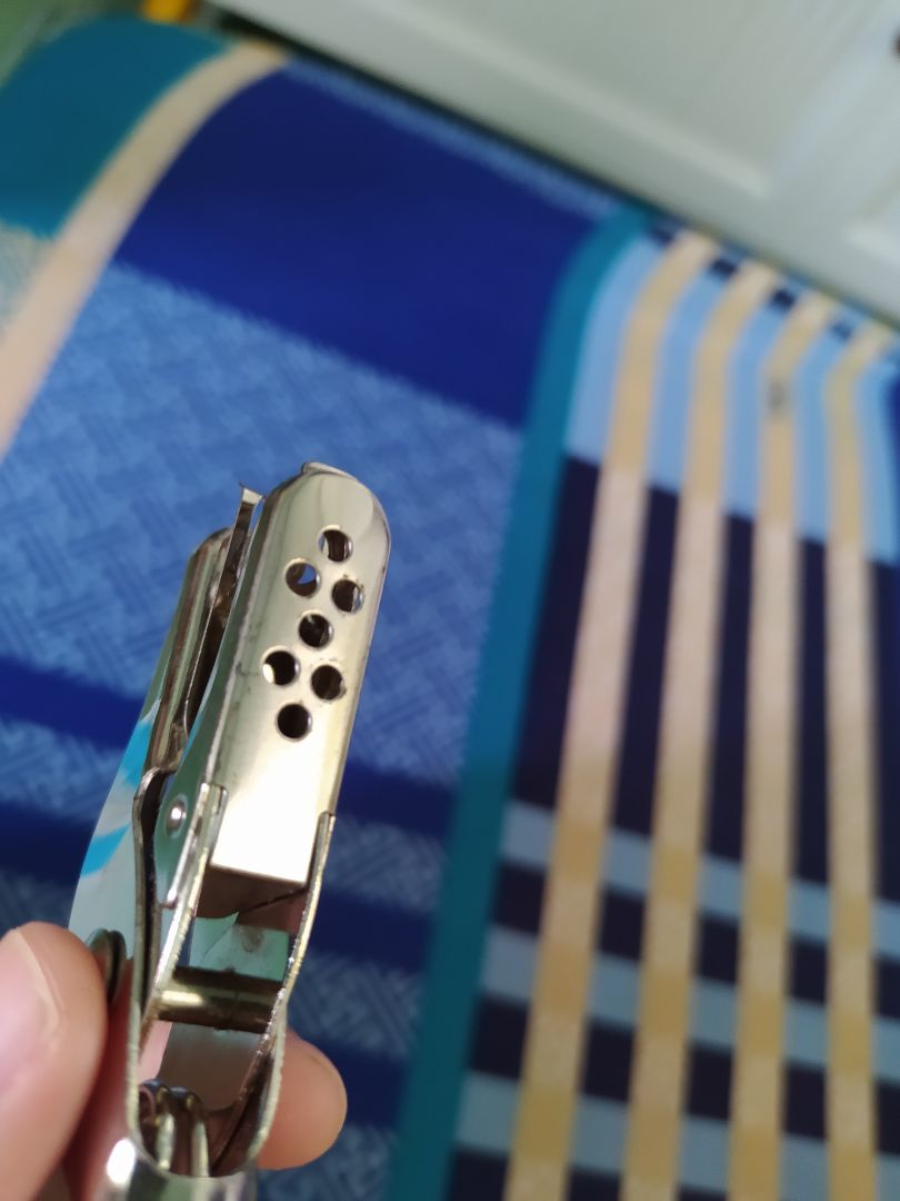 sản phẩm bám bụi, bẩn và bị han gỉ chút ít, hộp bọc ngoài cũng móp méo, vì mình mua với giá 14k nên còn có thể chấp nhận được