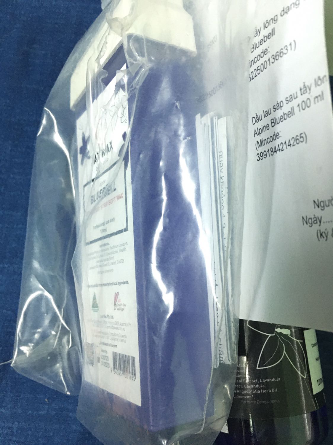 Chưa sử dụng nên không biết chất lượng như thế nào.
Mà khui thùng hàng ra là thấy cái bọc đựng chai lăn rách tè le như vậy rồi. Bộ bên nhà bán khui để bỏ 2 tờ hướng dẫn sử dụng vô chắc??? Khui kì thiệt. >”<
Sản phẩm thì không bị gì, nhưng cảm giác làm ăn đóng gói cẩu thả quá. 
Bị mất điểm với khách hàng.