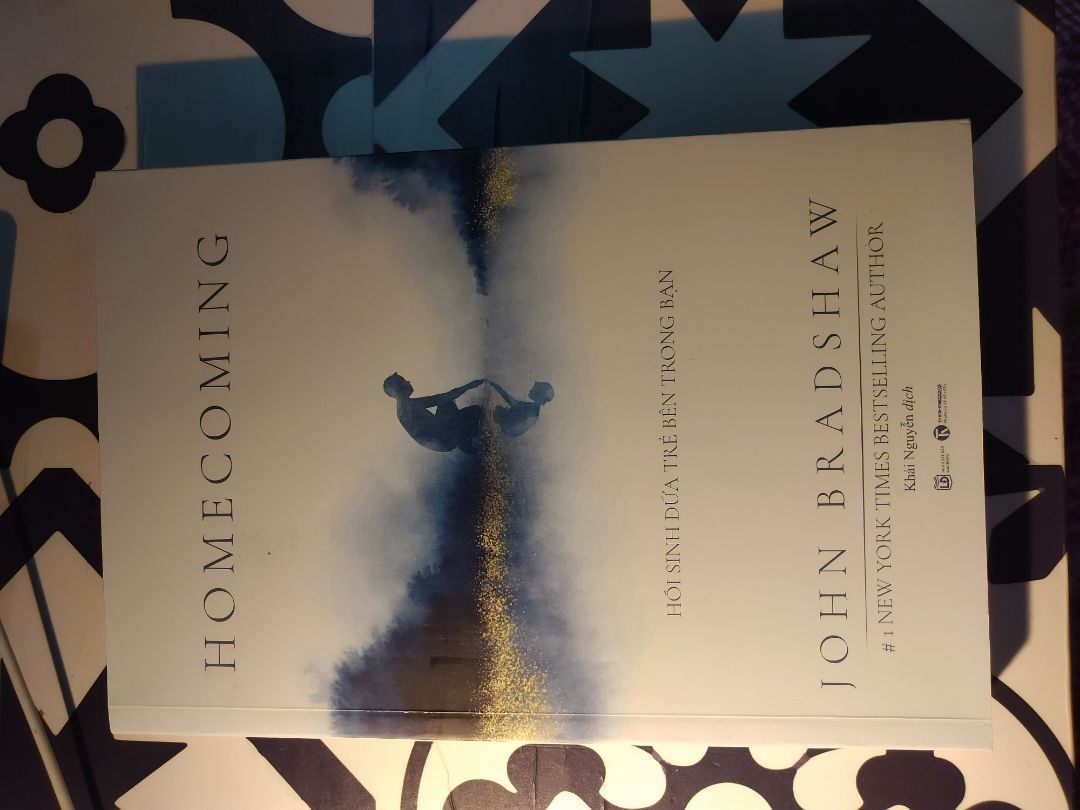 Mình biết đến quyển sách từ lâu. Theo lời giới thiệu thì sách dành cho tất cả mọi người, đặc biệt là những ai muốn tìm lại con người thiên bẩm kỳ diệu và sáng tạo của mình. Hoặc như với mình, là muốn trở thành 1 người mẹ như mình muốn có và không mắc phải những lỗi có thể khiến tổn thương đứa trẻ kỳ diệu bên trong con gái mình.
Mình mới đọc khoảng hơn 10 trang, thấy cũng dễ tiếp thu. Khâu chuyển ngữ thì không quá xuất sắc - một điều cũng không có gì bất ngờ với dòng sách self-help.
Tiki giao hàng trong vòng 2 nốt nhạc :D tối hôm trước đặt chiều hôm sau đã giao. Gói hàng vuông vắn.Sách nguyên vẹn, bìa trông cũng đã thấy kì diệu.