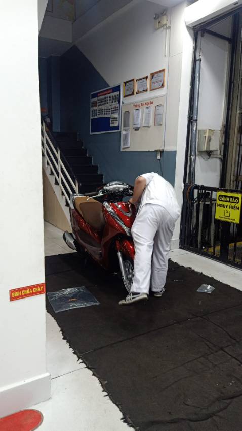 Nhận viên thì vui vẽ nhưng khách đông mà chỉ có 1 người tư vấn bán hàng nên phải đợi hơi chậm khi làm thủ tục. 
Còn lại tất cả đều tốt