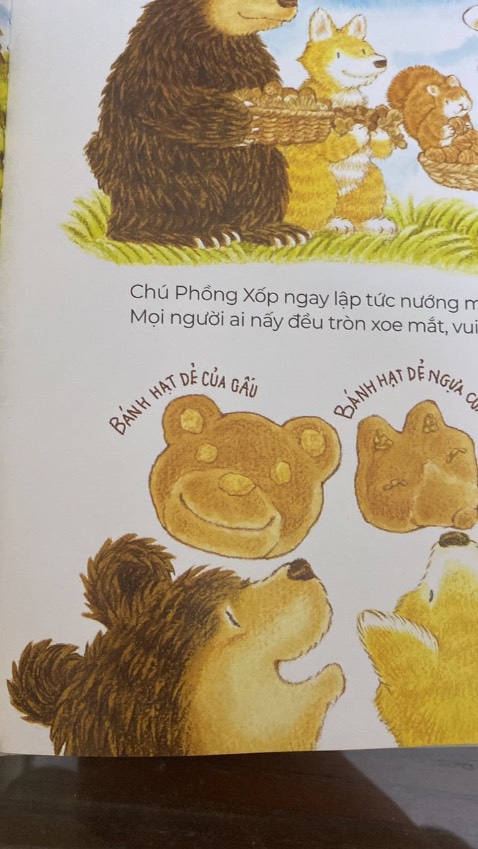 bộ ba cuốn này nhìn như bánh giáng sinh nhưng hoá ra ko phải, hình vẽ rất đẹp bìa cứng con dùng được lâu bộ ba cuốn này nhìn như bánh giáng sinh nhưng hoá ra ko phải, hình vẽ rất đẹp bìa cứng con dùng được lâu