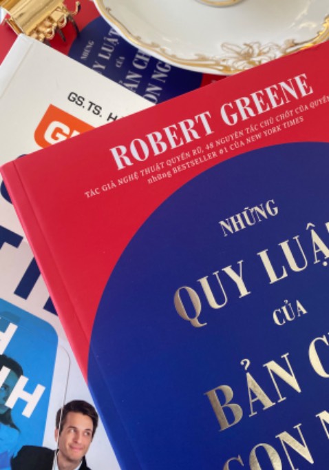 Lần đầu trong năm nay mới mua sách ở Tiki, từng đọc đánh giá về đóng gói sách bên Tiki nên còn ngại đặt nhiều, chỉ dám ord thử 1 quyển. Theo Tiên thấy là đã cải thiện tích cực rất nhiều so với trước đây, sách được bọc chống sốc khá dày và có seal bọc bên trong, mặc dù sách vẫn có một vài vết bẩn nhưng chỉ cần dùng khăn giấy khô lau nhẹ là sạch, ngoài ra khâu ord, đóng gói, tư vấn rất tốt. Còn quyển “ Những quy luật của bản chất con người “, Tiên thấy bố cục chia 18 mục lớn rõ ràng, cách trình bày dễ hiểu, hơn 800 trang lận nên là đọc từ từ để chiêm nghiệm hết những gì tác giả viết nên không cần vội. Bìa sách với chữ in nổi màu bạc, phối màu rất đẹp nữa. Với lại bên Tiki chưa hỗ trợ đổi địa chỉ nhận hàng, nếu muốn thay địa chỉ thì chỉ có thể huỷ đơn đặt lại thôi, mà làm vậy thì ảnh hưởng chất lượng shop, nên là cân nhắc kĩ địa chỉ trước khi đặt nha!🧣