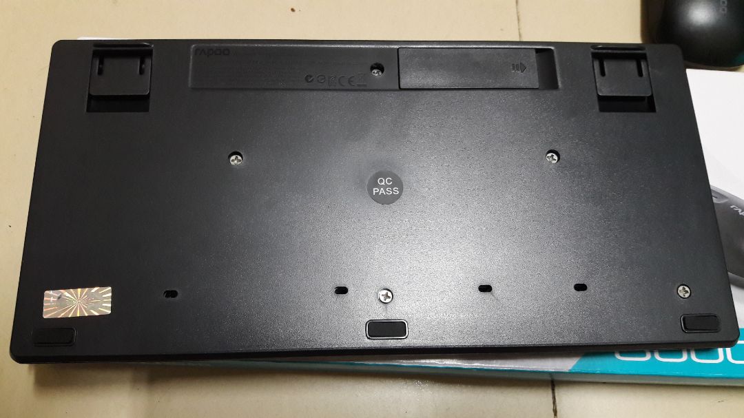 Chuột hơi thấp hơn so với tay, nhưng có nút tắt, bàn phím nhỏ gọn, không có nút tắt. Bộ này kết nối tốt với Vinabox x9