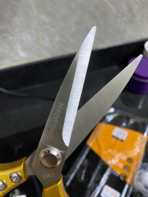 Giao hàng siêu nhanh, tuy nhiên, mua nhiều thứ cùng shop nhưng bị tách đơn hơi lắt nhắc, điểm trừ hên! Kéo bén nhìn rất chắc chắn dày dặn; sắc nét; đẹp, cứng tay; bén; giá cũng ok; nhiều thứ nên miễn ship